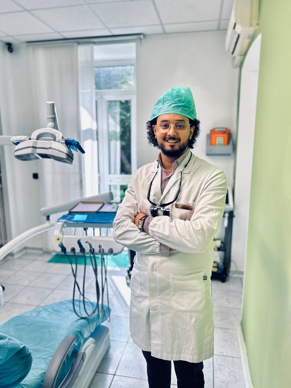 Il Dott. Maged durante un trattamento odontoiatrico nello studio di Torino